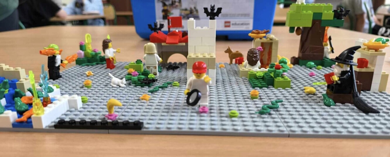 Magiczne drzewo - czerwone krzesło